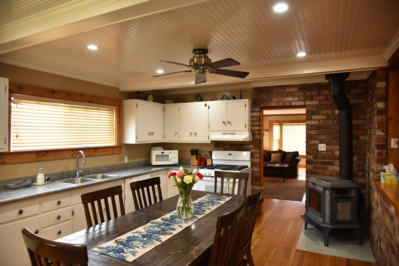 Kitchen_3Bed 3Bath Siskiyou Vacation Home_McCloud Vacation Home_California Vacation Home_www.McCloudVacationHome.com_Vacation Home in McCloud California_Mt. Shasta Vacation Home_Mt. Shasta Ski Park_Northern