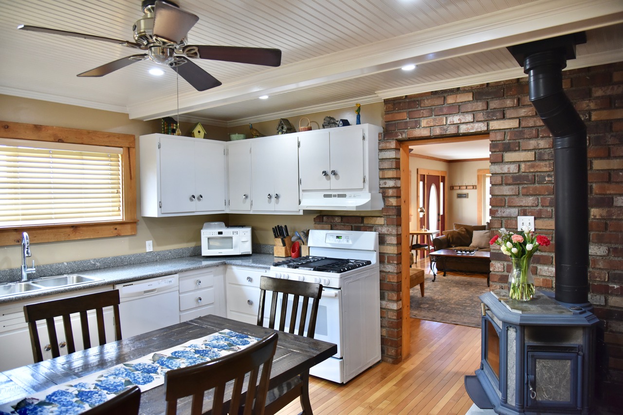 Kitchen_3Bed 3Bath Siskiyou Vacation Home_McCloud Vacation Home_California Vacation Home_www.McCloudVacationHome.com_Vacation Home in McCloud California_Mt. Shasta Vacation Home_Mt. Shasta Ski Park_Northern