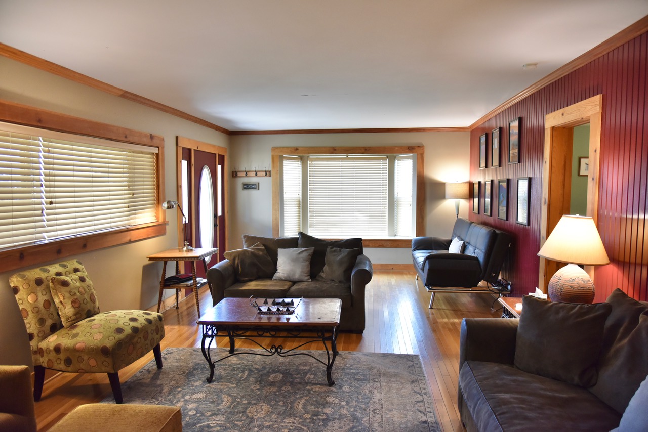 Living Room_3Bed 3Bath Siskiyou Vacation Home_McCloud Vacation Home_California Vacation Home_www.McCloudVacationHome.com_Vacation Home in McCloud California_Mt. Shasta Vacation Home_Mt. Shasta Ski Park_North