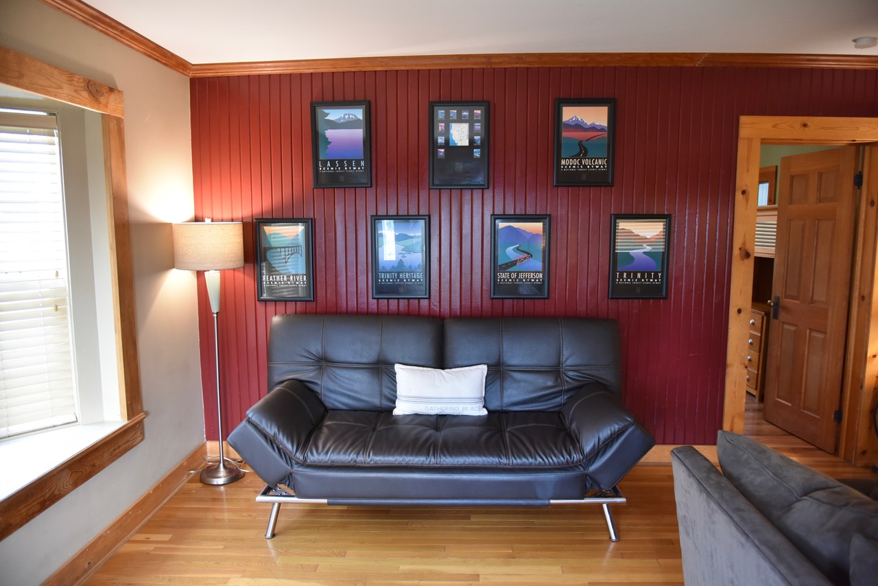 Living Room_3Bed 3Bath Siskiyou Vacation Home_McCloud Vacation Home_California Vacation Home_www.McCloudVacationHome.com_Vacation Home in McCloud California_Mt. Shasta Vacation Home_Mt. Shasta Ski Park_North