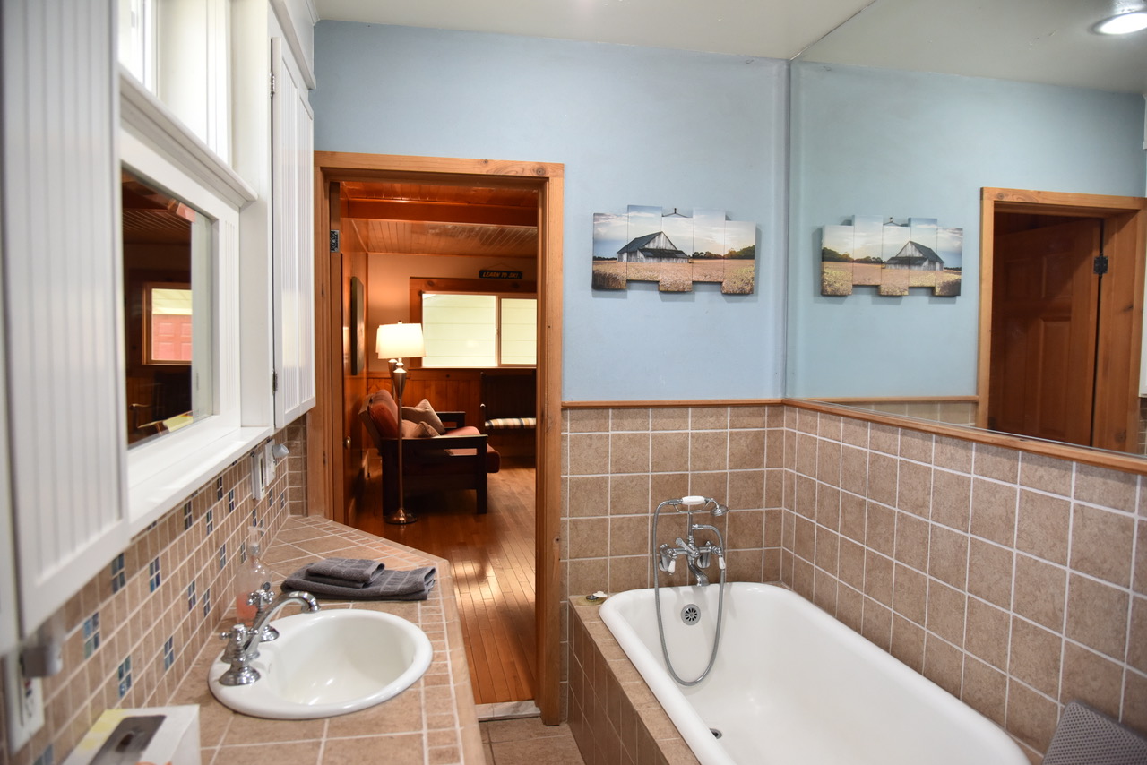 Jack & Jill Bath_3Bed 3Bath Calif Vacation Home_McCloud Vacation Home_California Vacation Home_www.McCloudVacationHome.com_Vacation Home in McCloud California_Mt. Shasta Vacation Home_Mt. Shasta Ski Park_Nor