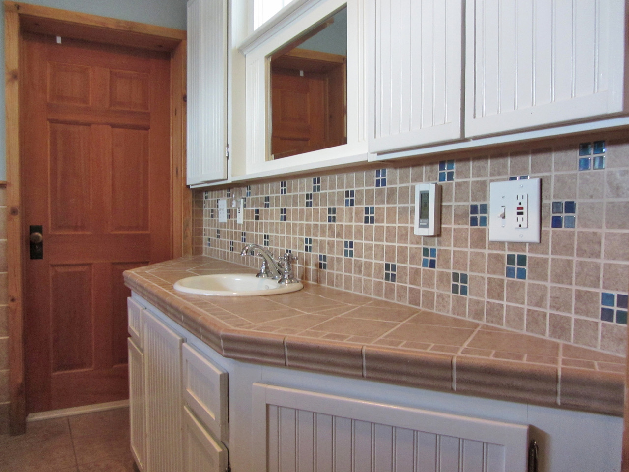 Jack & Jill Bath_3Bed 3Bath Calif Vacation Home_McCloud Vacation Home_California Vacation Home_www.McCloudVacationHome.com_Vacation Home in McCloud California_Mt. Shasta Vacation Home_Mt. Shasta Ski Park_Nor