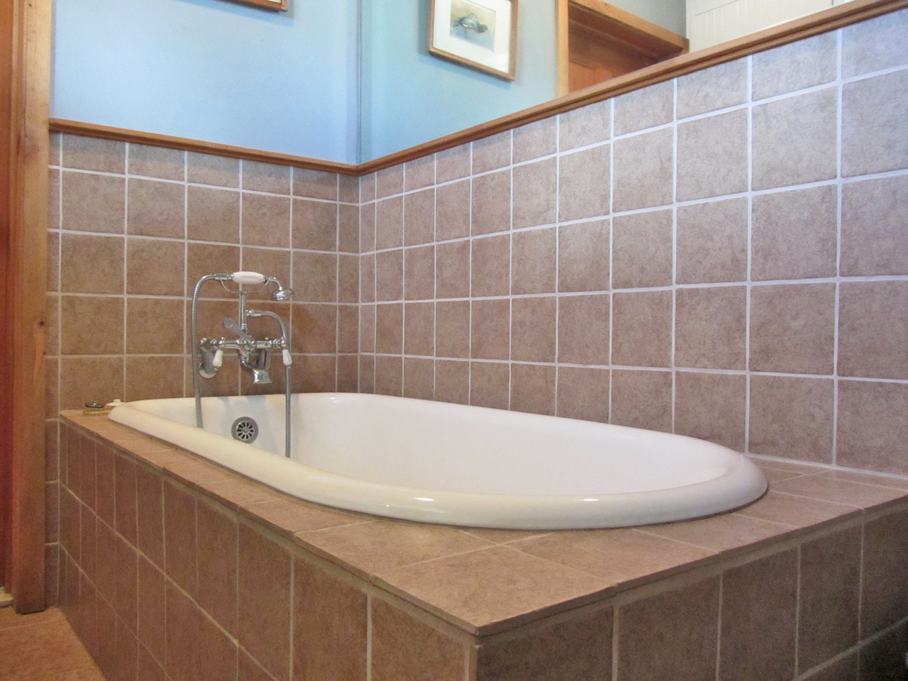 Jack&Jill Bath_3Bed 3Bath Calif Vacation Home_McCloud Vacation Home_California Vacation Home_www.McCloudVacationHome.com_Vacation Home in McCloud California_Mt. Shasta Vacation Home_Mt. Shasta Ski Park_North