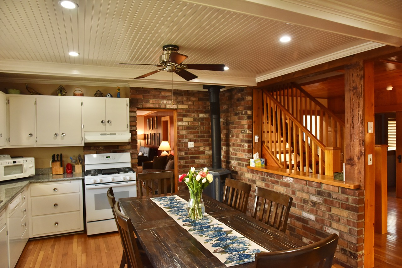 Kitchen_3Bed 3Bath Siskiyou Vacation Home_McCloud Vacation Home_California Vacation Home_www.McCloudVacationHome.com_Vacation Home in McCloud California_Mt. Shasta Vacation Home_Mt. Shasta Ski Park_Northern